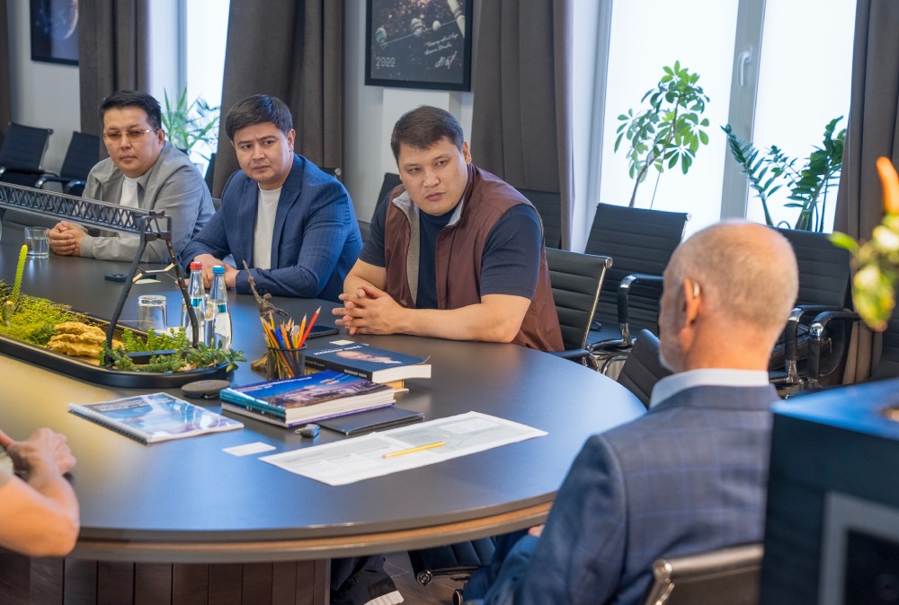 Nhà khoa học Anatoli Unitsky làm việc với đoàn Kazakhstan - Hình ảnh công nghệ uST
